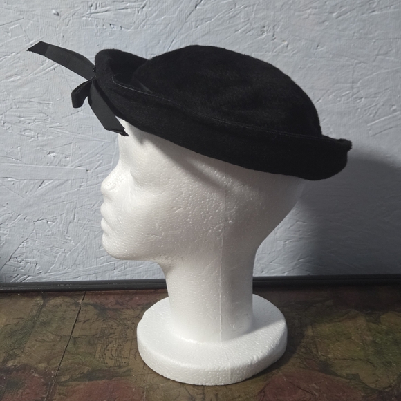 Vintage 1950s Black Robinaire Wool Beret W/Ribbon